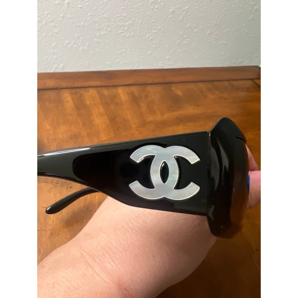 Chanel Mother of Pearl CC sunglasses - Picture 3 of 12
